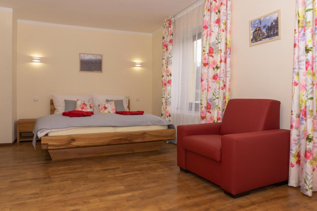 Penzion Ruze Benesov nad Ploucnici Екстер'єр фото