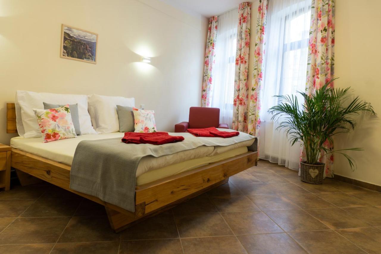 Penzion Ruze Benesov nad Ploucnici Екстер'єр фото